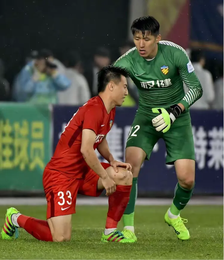 爱游戏APP-今晨埃因霍温调整名单以备欧超杯；遗憾出局环节打磨；质疑声仍在；心理建设被强调的简单介绍