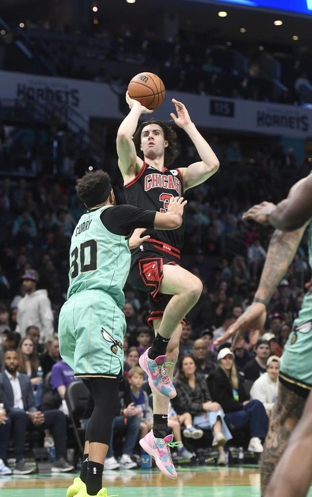 爱游戏中国-夏洛特黄蜂发布备战花絮，冲刺阶段内部沟通，欧联任务艰巨，数据趋势出现新变化的简单介绍